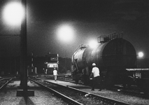351604 Afbeelding van het nachtelijke rangeren met wagons met gevaarlijke stoffen op het rangeerterrein te Amersfoort, ...